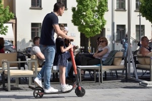 Auf Gopeds bzw. E-Scootern dürfen Sie nicht zu zweit fahren.