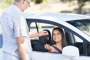 Findet der Kfz-Halterwechsel innerhalb der Familie statt, lohnt es sich unter Umständen, die alte Versicherung zu behalten.