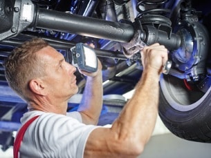 Keine Strafe: Ohne TÜV zu fahren ist erlaubt, wenn Sie ein Kurzzeitkennzeichen für Fahrten zur Prüfstelle nutzen.