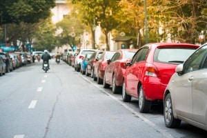 Schweren Kfz und Anhängern ist das Dauerparken in Wohngebieten laut StVO untersagt.