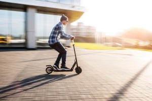 Sie können den E-Scooter auch ohne Führerschein fahren, aber nur, wenn Sie alt genug sind.