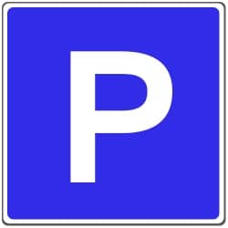 Kurzzeitparkplatz: Das Schild "Parkplatz" wird hier noch durch ein Zusatzschild ergänzt.