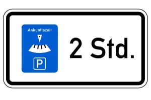 Kurzzeitparkplatz: Wie lange Sie hier parken dürfen, zeigt das Zusatzzeichen.