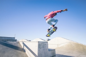 Klar ist: Wer mit seinem Skateboard nicht nur fahren, sondern auch Stunts üben will, hat im Straßenverkehr nichts zu suchen.