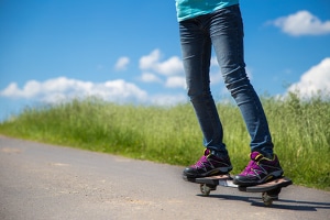 Wer üben will, mit dem Skateboard Kurven zu fahren, sollte das auf entsprechenden Sportflächen tun.