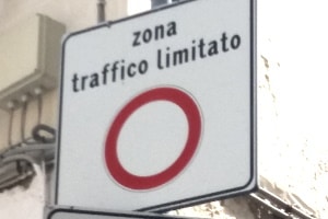 Eine Fahrverbotstafel in der Schweiz kann Verbote in mehreren Sprachen anzeigen.