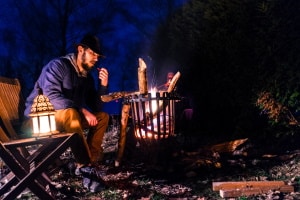 Ein Lagerfeuer ist im Wald in Deutschland meist nicht erlaubt.