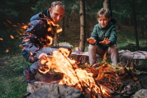 Ein offenes Feuer ist im Wald in Regel nur an gekennzeichneten Feuerstellen zulässig.