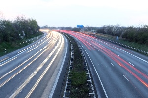 Einheitliche Regelungen gibt es für die Autobahn bezüglich der Geschwindigkeit in Europa nicht.