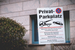Ein Privatparkplatz ist meist durch ein Schild gekennzeichnet.
