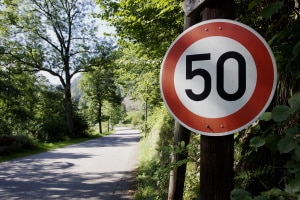 Ein Tempolimit ist in Europa auf fast allen Straßen vorgegeben.