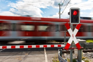 Gibt es ein Überholverbot vor einem Bahnübergang?