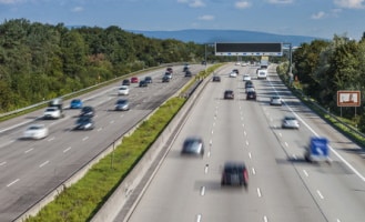 Auf der Autobahn gilt in Finnland ein Tempolimit von 120 km/h.