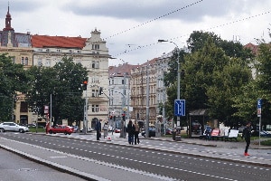 Innerorts liegt die zulässige Geschwindigkeit in Luxemburg bei 50 km/h, sofern keine Verkehrszeichen etwas anders bestimmen.