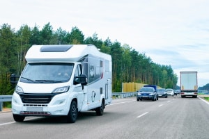 Schnellstraßen in Polen: Die Geschwindigkeit kann unterschiedlich ausfallen. Bei vier Spuren kann 120 km/h erlaubt sein.