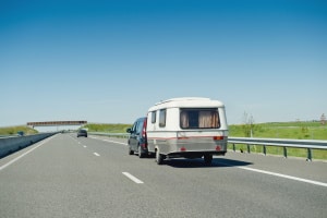 Ein Tempolimit gilt in Österreich auch für Wohnwagen und sonstige Gespanne.