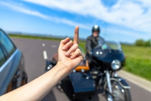 Anzeige: Wegen einem Mittelfinger im Straßenverkehr können Betroffene eine Beleidigung geltend machen.