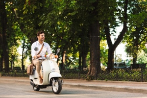 Es ist verboten, dass Sie ohne einen Helm mit dem Roller fahren.