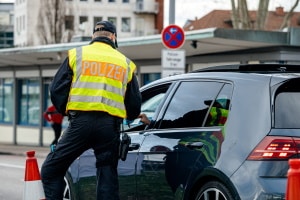 Nach einem Unfall mit dem Mietwagen sollten Sie immer die Polizei rufen.