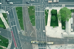 Auf welcher Seite ist die Straßenbahn zu überholen?