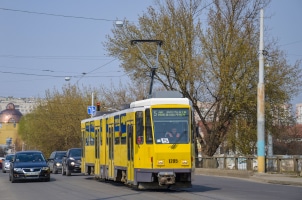 Wann dürfen Sie eine Straßenbahn rechts oder links überholen?