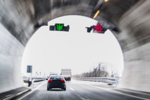 Dauerlichtzeichen können Fahrspuren freigeben oder sperren.