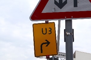 Verkehrszeichen können auch eine nummerierte Umleitung ausweisen.