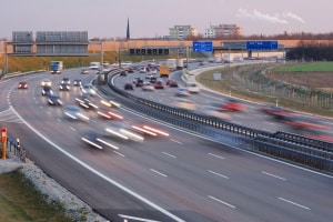 Auf eine Umleitung kann ein Autobahnschild hinweisen, wenn z. B. Spuren gesperrt sind und Stau droht.