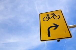 Umleitung. Radfahrer und Fußgänger können per Schild ebenfalls auf eine solche hingewiesen werden.