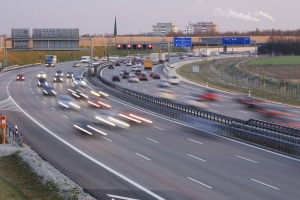Ein Tempoverstoß auf der Autobahn kann neben einem hohen Bußgeld auch Punkte und Fahrverbote nach sich ziehen.