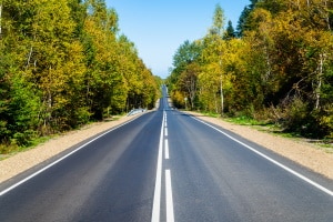 Ein Kuppe mit dem Auto sicher überqueren: Gemäß StVO gelten bestimmte Vorschriften.