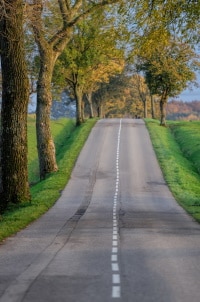 An einer Straßenkuppe gilt in der Regel ein Überholverbot.