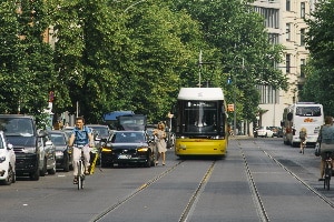 Halten in zweiter Reihe: Mit eingeschaltetem Warnblinklicht kann das ein Verwarngeld bedeuten.