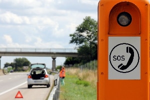 Leitpfosten: Die nächste Notrufsäule wird an der Autobahn durch Pfeile auf den Pfosten angezeigt.