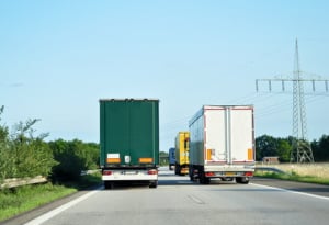 Ein Zusatz am Überholverbotsschild kann für LKW ab einem bestimmten Gewicht das Verbot anordnen.