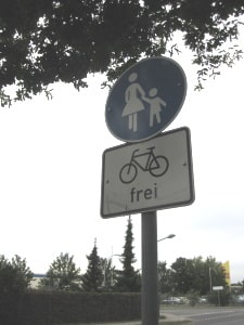 Ein Verkehrsschild mit "Fahrrad frei" bedeutet, dass der Radverkehr zugelassen ist.
