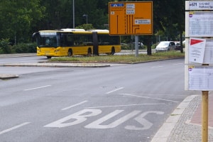 Busspur: Ein Bußgeld droht z. B. wenn der Vorrang missachtet wird.