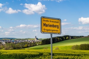 Ein Ortseingangsschild gilt als Richtzeichen und somit als amtliches Verkehrszeichen.