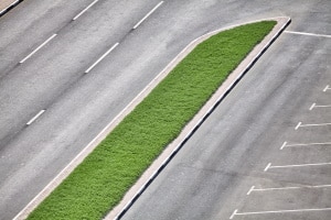 Das Parken auf dem Grünstreifen, ob innerorts oder außerorts, ist nur bei entsprechendem Verkehrszeichen zulässig.