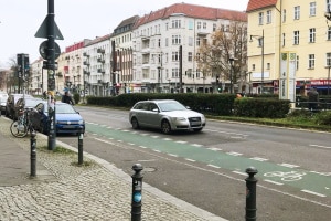 Auch auf dem Fahrradschutzstreifen ist das Halten nicht zulässig.