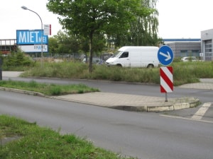 Das Parken vor einer Verkehrsinsel kann Fußgänger gefährden.