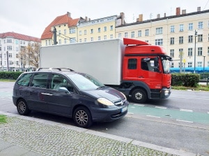 Neben einem Schutzstreifen kann das Parken erlaubt sein.