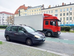 Neben einem Schutzstreifen kann das Parken erlaubt sein.