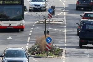 Vor oder auf einer Verkehrsinsel zu parken, ist nicht zulässig.