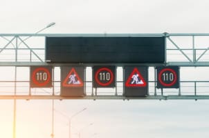 Baustellenschild: Andere Verkehrszeichen können dieses ergänzen.