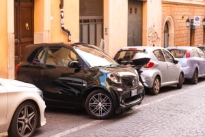 Einen Smart quer zu parken kann erlaubt sein.