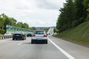 Gemäß StVO § 7 Absatz 5 muss ein Fahrstreifenwechsle immer durch den Blinker angezeigt werden.