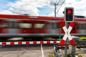 Das Verkehrsschild Andreaskreuz kann mit einem roten Blinklicht ergänzt sein