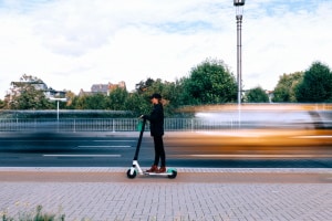 Elektrokleinstfahrzeuge dürfen am Straßenverkehr teilnehmen, wenn bestimmte Bedingungen erfüllt sind.