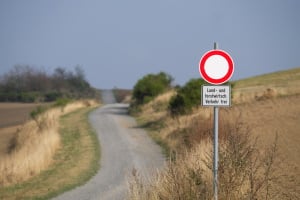 "Keine Durchfahrt!" Das Schild kann mit Zusätzen ergänzt sein.